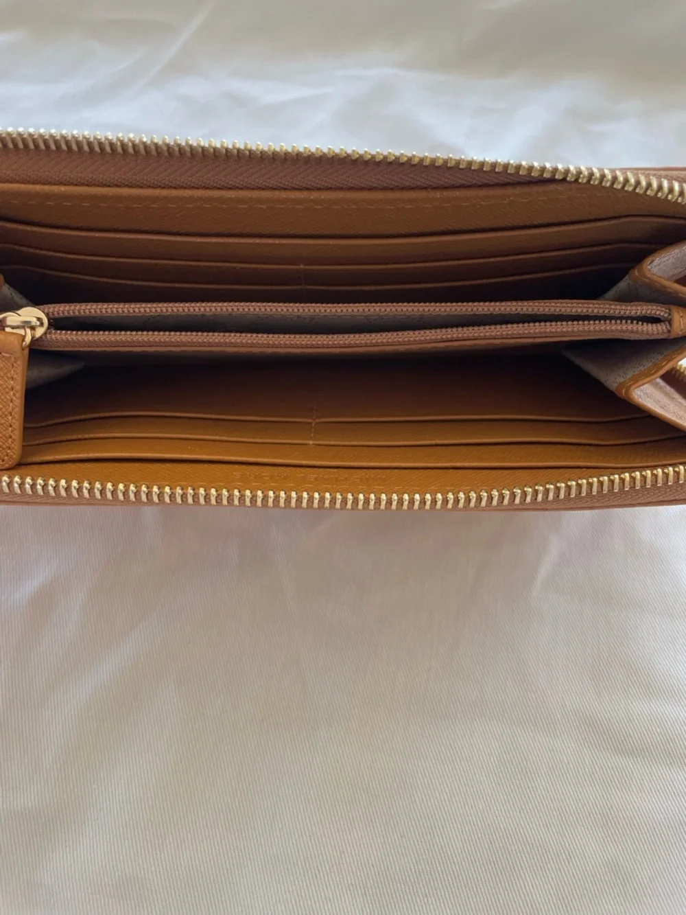 Michael Kors Tan Textured Jet Set Continental Wallet with Gold Plaque - Picture 2 of 3